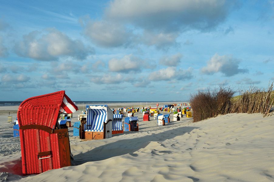 Strandkörbe am Badestrand der Nordseeinsel Juist