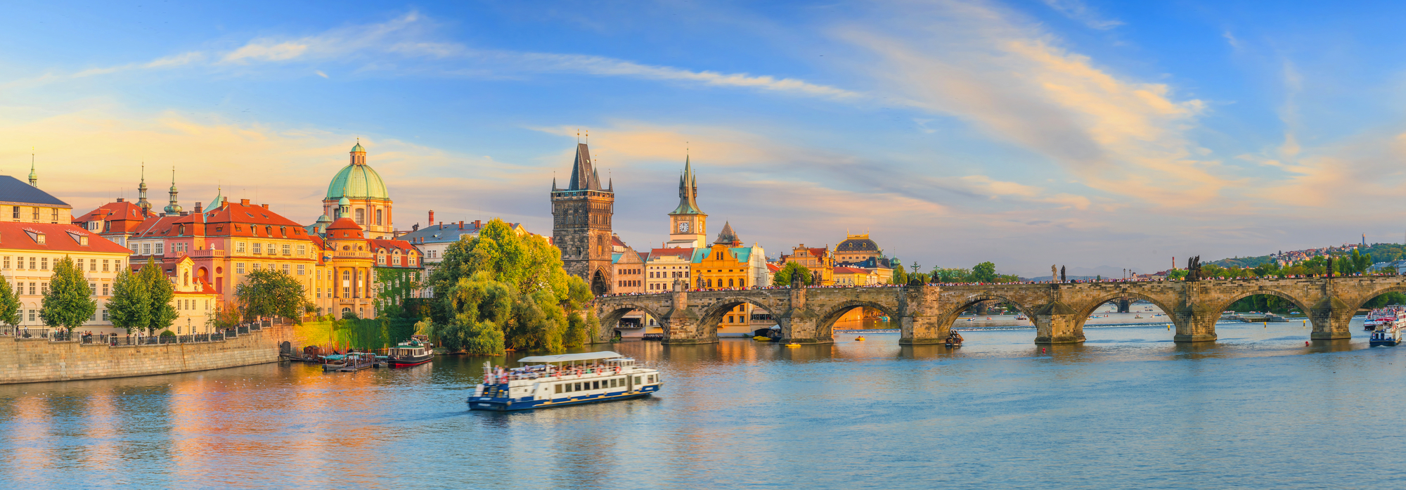 Karlsbrücke und Skyline von Prag