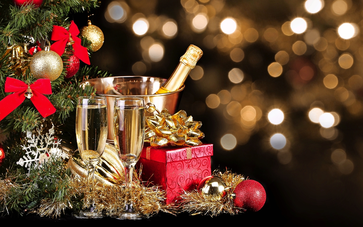 Weihnachten oder Silvester. Champagner und Geschenke über Schwarz